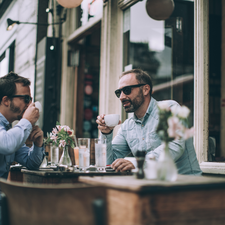2 Männer genießen ihren Kaffe