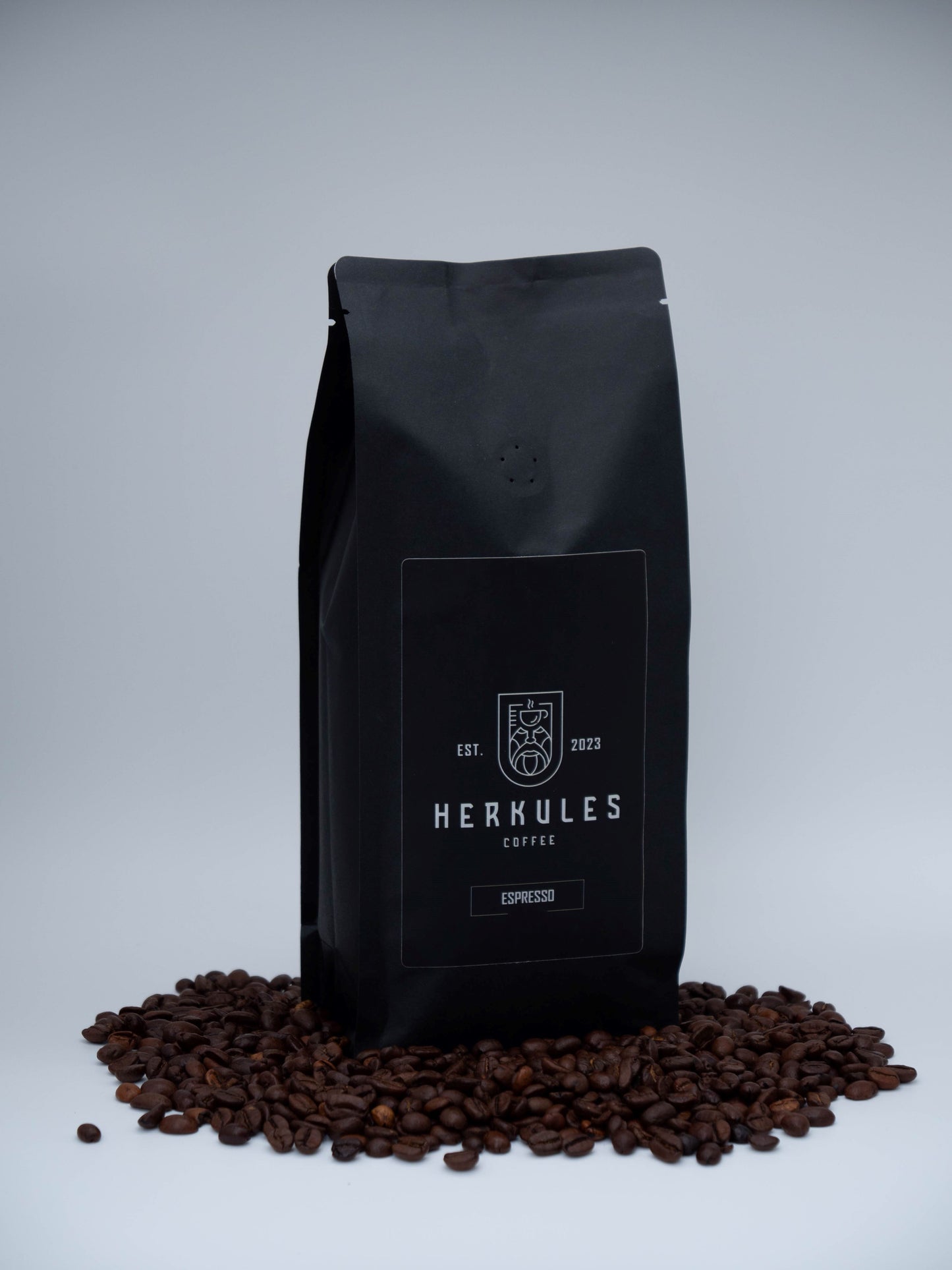 Kaffee aus Kassel: Eine Verpackung von Herkules Coffee Espresso Intense auf Bohnen